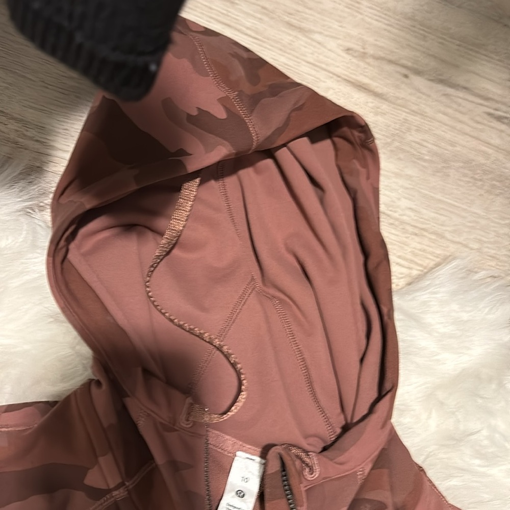 Lululemon camo hooded thumbhole jacket top 10 M/L - Picture 9 of 9